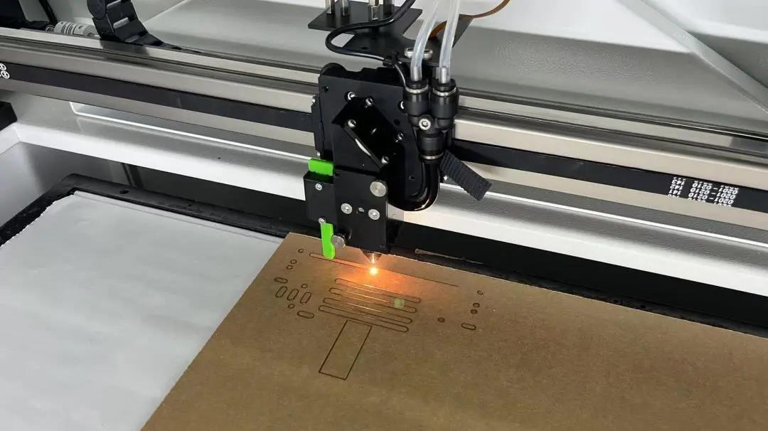 地形越障排爆小車(chē)的主體基板（底盤(pán)）的制作